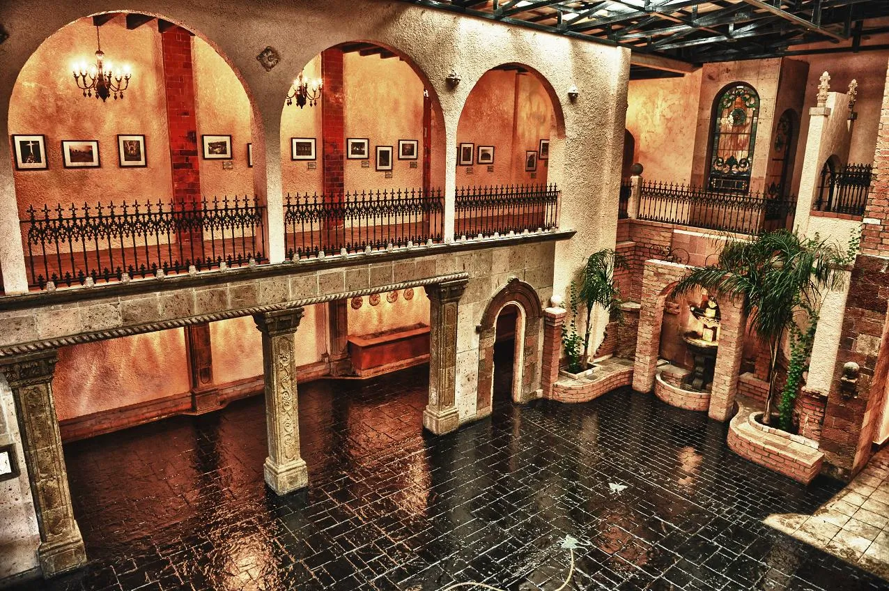 The hall with arches and balconies