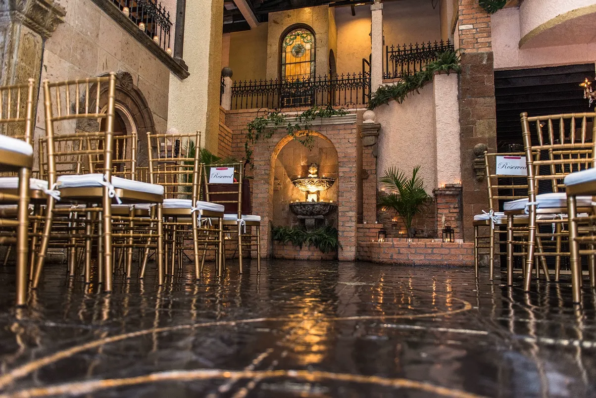 Reception table with gold chargers and centerpieces